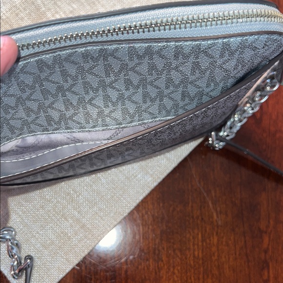 Michael Kors Metallic Silver Jet Set Lg Dome Crossbody Bag NWT - Picture 17 of 17